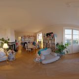 HDRI – Mysig lägenhet (sommar, solnedgång) – förhandsgranskning av ekvirektangulär projektion (EV 4.65; Filmic Blender)