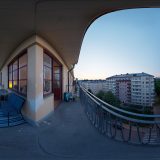 HDRI – Höghusbalkong (sommar, skymning) – förhandsgranskning av ekvirektangulär projektion (EV 5.60; Filmic Blender)