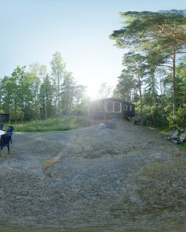 HDRI – Moderniststuga i skogen (sommar, tidig kväll) – förhandsgranskning av ekvirektangulär projektion (EV 8.95; Filmic Blender)