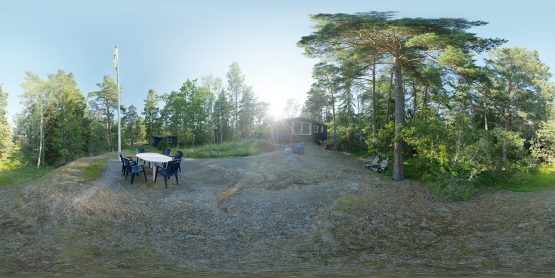 HDRI – Moderniststuga i skogen (sommar, tidig kväll) – förhandsgranskning av ekvirektangulär projektion (EV 8.95; Filmic Blender)