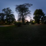 HDRI – Förbisedd stadspark (sommar, skymning) – förhandsgranskning av ekvirektangulär projektion (EV 2.55; Filmic Blender)