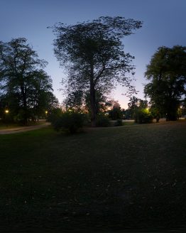 HDRI – Förbisedd stadspark (sommar, skymning) – förhandsgranskning av ekvirektangulär projektion (EV 2.55; Filmic Blender)