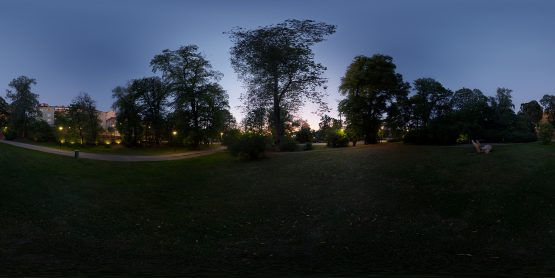 HDRI – Förbisedd stadspark (sommar, skymning) – förhandsgranskning av ekvirektangulär projektion (EV 2.55; Filmic Blender)