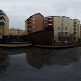 HDRI – Regnig bakgård (sommar, eftermiddag) – förhandsgranskning (EV 10.35; Filmic Blender)