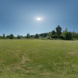 HDRI – Stor gräsmatta (sommar, middag) – förhandsgranskning (EV 12.65; Filmic Blender)