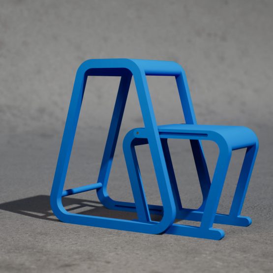 Lilla Sigma – blå trappstege i modern design – utfällt läge